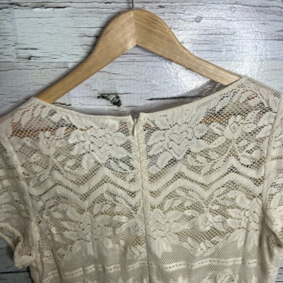 Elegant Cream Lace Dress - Picture 6 of 8